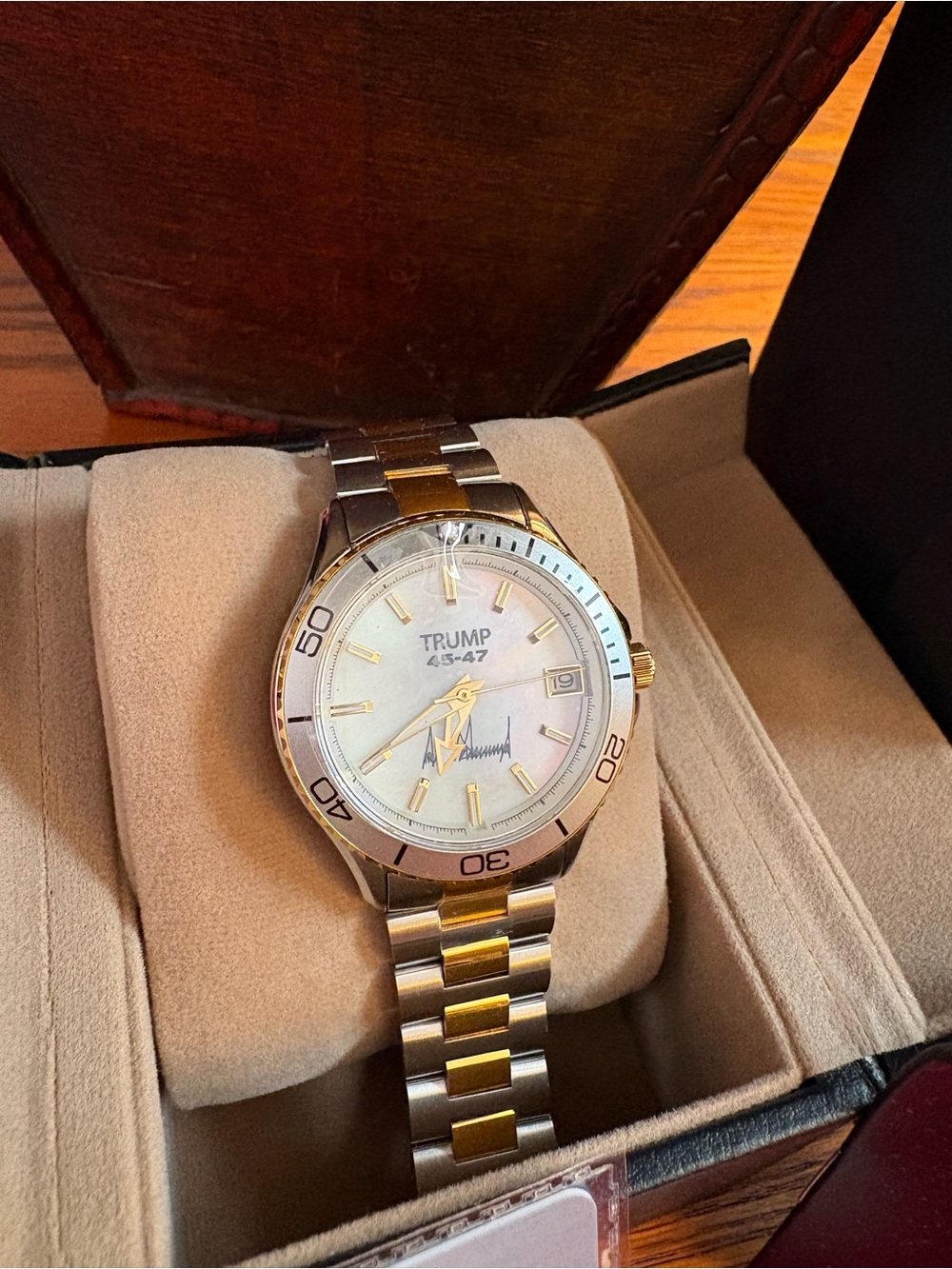 Trump Two Tone Stainless Oyster Mother of Pearl Brand New Womens Wrist Watch - Picture 2 of 7